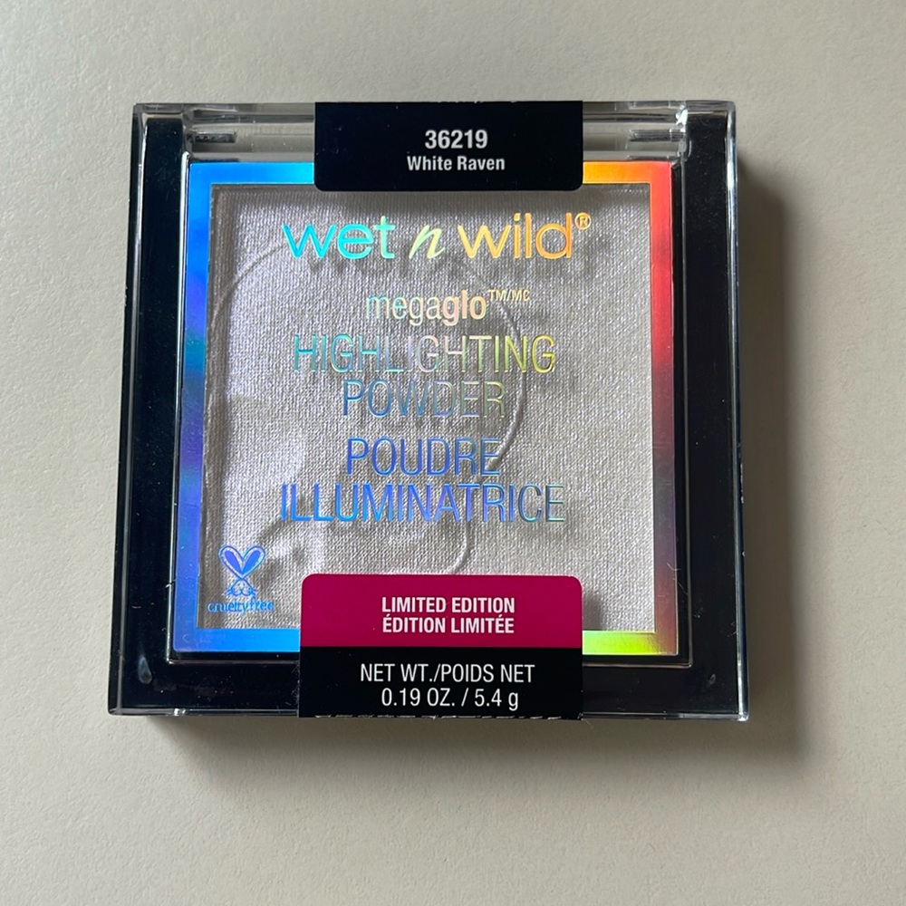 wet n wild megaglo Highlighting Powder in White Raven Limited Edition